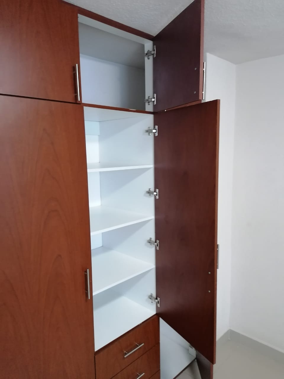 Proyecto Galek: closet departamento remodelado