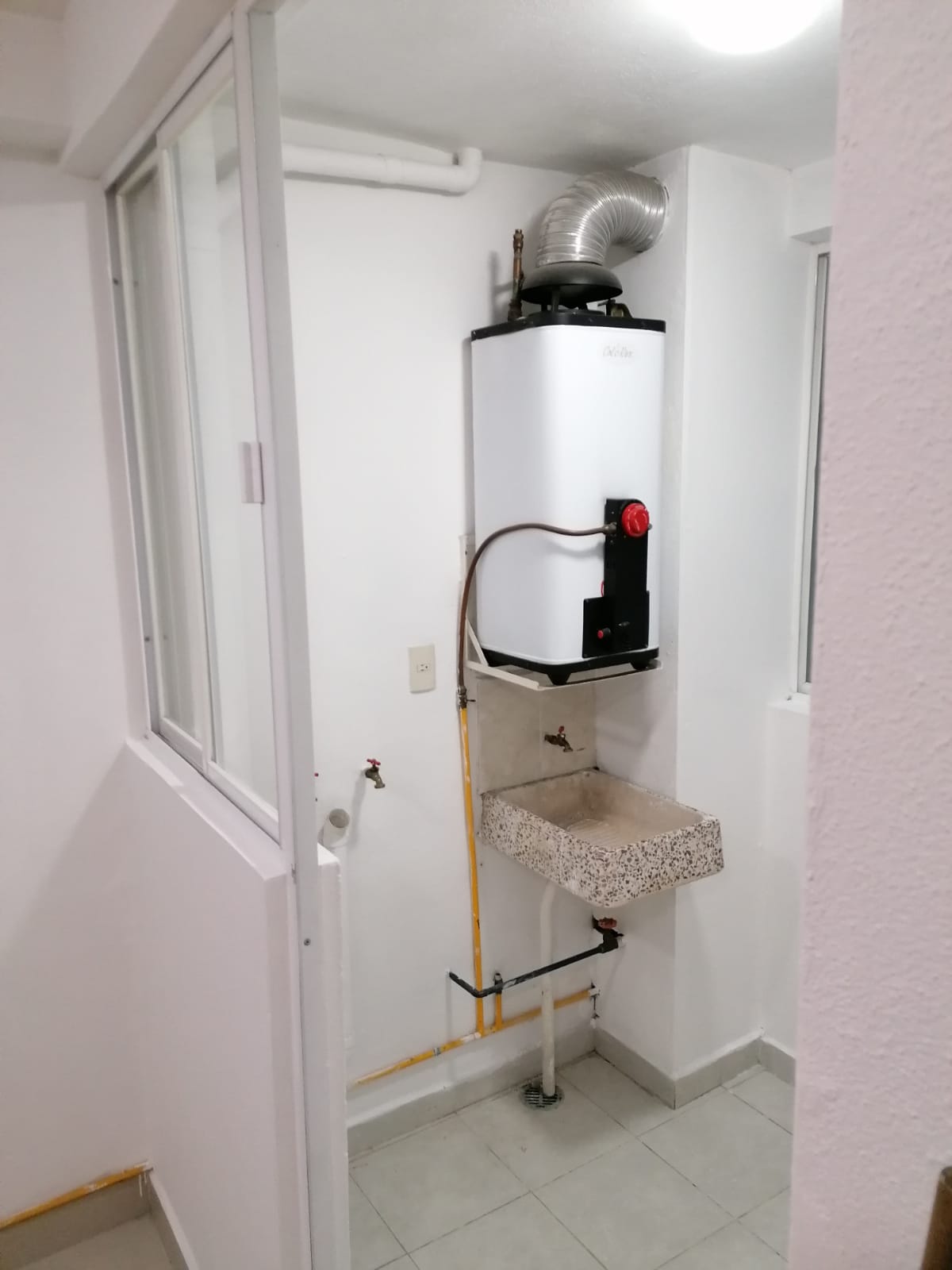 Proyecto Galek: instalacion calentador departamento